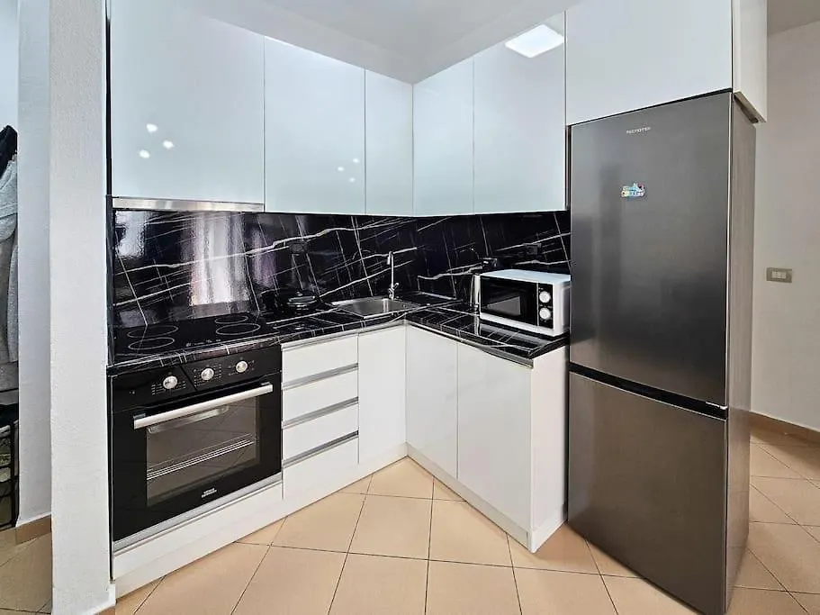 Lovely Beach Apartment In Дуррес