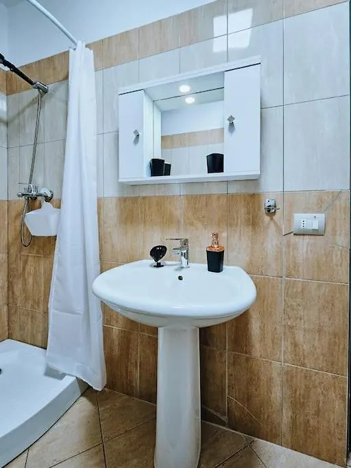 Lovely Beach Apartment In Дуррес